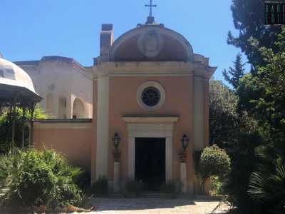 ...e infine nella rosea chiesetta con portale architravato sovrastato da un piccolo rosone